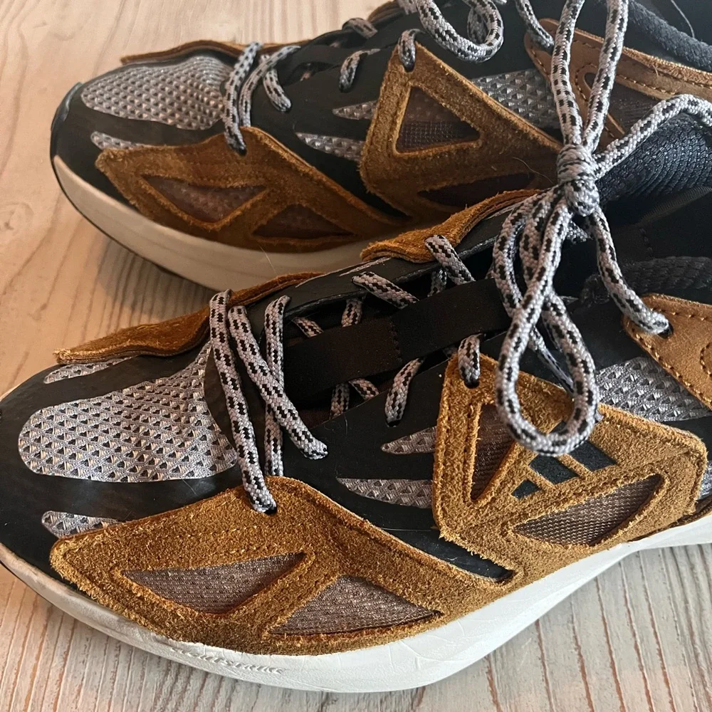 Adidas men’s kantai trail sneaker Black and Brown sneaker size 11